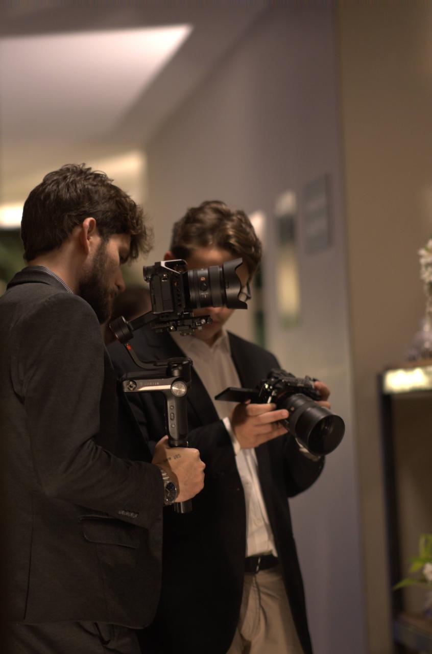 Operador LE PIERI com gimbal e fotógrafo em captação simultânea